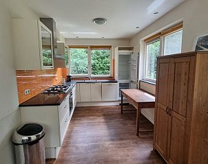Gezellige keuken in Vakantiehuis in Meppen met moderne apparatuur en uitzicht op de natuur van Zuidoost Drenthe.