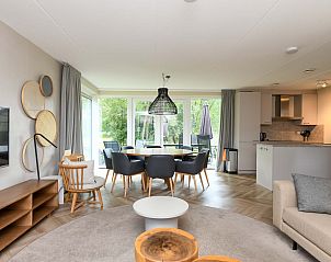 Gezellige binnenruimte van Vrijstaande woning in AALDEN met uitzicht op de tuin.