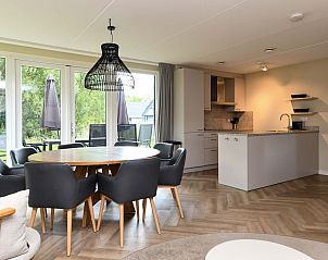 Eetkamer in Vrijstaande woning in AALDEN met veel natuurlijk licht in Drenthe.