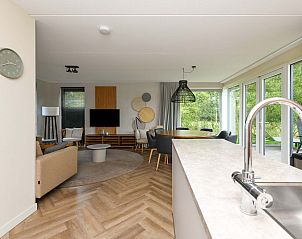 Overzicht van de woonkamer en keuken in Vrijstaande woning in AALDEN.