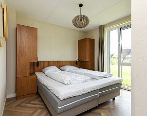 Slaapkamer in Vrijstaande woning in AALDEN met uitzicht op groene omgeving.