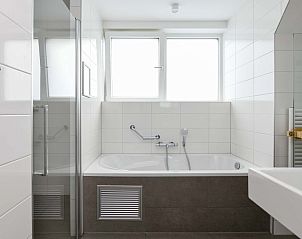 Badkamer met ligbad in Vrijstaande woning in AALDEN voor extra comfort.