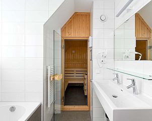 Badkamer en sauna in Vrijstaande woning in AALDEN voor ontspanning.