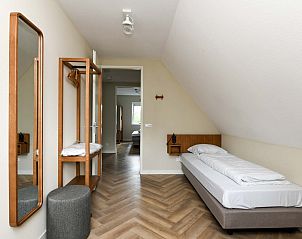 Gezellige slaapkamer in Vrijstaande woning in AALDEN met houten accenten.