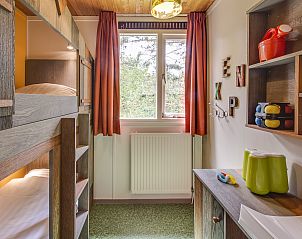 Bathroom with shower and bath in Aelderholt 6-person children's bungalow in Aalden, Southeast Drenthe.
