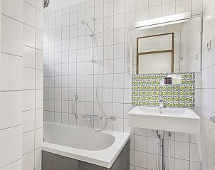 Spacious attic room in Aelderholt 6-person children's bungalow in Aalden, Southeast Drenthe with beds and sink.