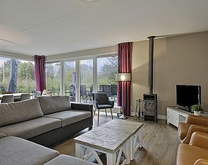 Woonkamer van Vrijstaande woning in AALDEN, vakantiehuis in Zuidoost Drenthe, met ruime zithoek en veel lichtinval.