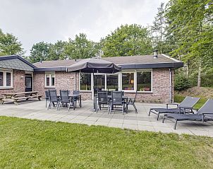 Gezellige woonkamer in Aelderholt vakantiehuis in Aalden, Drenthe, met comfortabele zithoek.