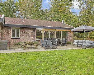Stijlvolle slaapkamer in Aelderholt 10-persoons bungalow in Aalden, Drenthe, met tweepersoonsbed.