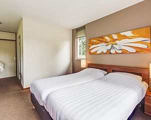 Ruime keuken met houten kasten in Aelderholt vakantiehuis in Aalden, Zuidoost Drenthe.