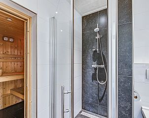 Luxe badkamer met sauna in Aelderholt vakantiehuis in Aalden, Zuidoost Drenthe.