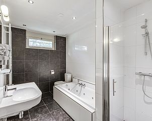 Comfortabele slaapkamer met zonnebank in Aelderholt 10-persoons bungalow in Aalden, Drenthe.