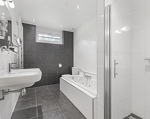 Stijlvolle badkamer in Aelderholt 10-persoons bungalow in Aalden, Drenthe, met moderne voorzieningen.