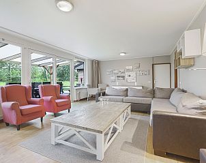 Strakke badkamer in Aelderholt 10-persoons bungalow in Aalden, Drenthe, met moderne inrichting.