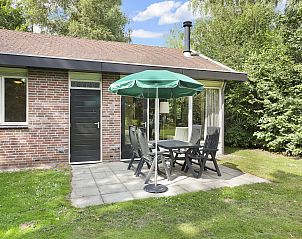 Stylish shower cabin in Aelderholt 2-bed bungalow 2C in Aalden, Drenthe.