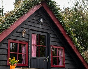 Gezellig vooraanzicht van Vakantiehuisje in Roswinkel met rode raamkozijnen in Zuidoost Drenthe, Drenthe.