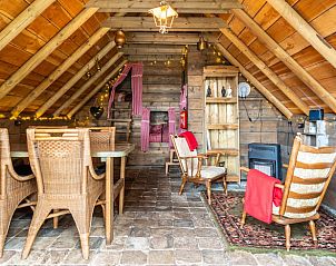 Knusse binnenruimte van Vakantiehuisje in Roswinkel met houten interieur in Zuidoost Drenthe, Drenthe.