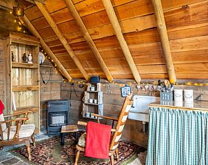 Comfortabele zithoek in Vakantiehuisje in Roswinkel met houten meubels in Zuidoost Drenthe, Drenthe.