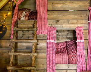 Rustieke stapelbedden met gordijnen in Vakantiehuisje in Roswinkel, Zuidoost Drenthe, Drenthe.