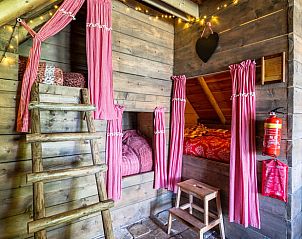 Gezellige slaaphoek met houten ladder in Vakantiehuisje in Roswinkel, Zuidoost Drenthe, Drenthe.