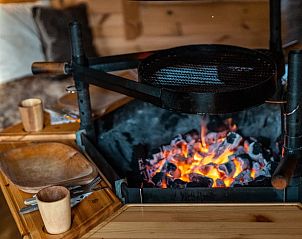 Gezellige vuurplaats binnen Vakantiehuisje in Roswinkel voor warme avonden in Zuidoost Drenthe, Drenthe.
