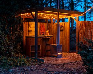 Buitendouche met sfeerverlichting bij Vakantiehuisje in Roswinkel, Zuidoost Drenthe, Drenthe.