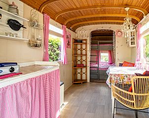 Binnenruimte van Vakantiehuis in Roswinkel, Drenthe, met knusse inrichting en landelijke charme.