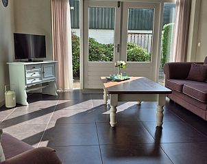 Gezellige woonkamer in Vakantiehuisje in Dalerveen, Zuidoost Drenthe, met comfortabele banken en uitzicht op de tuin.