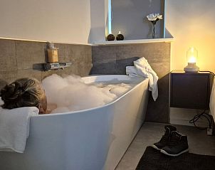 Ontspannen badervaring in Huisje in Dalerveen, vakantiehuis in Zuidoost Drenthe, Drenthe. Geniet van luxe en rust in de badkamer.