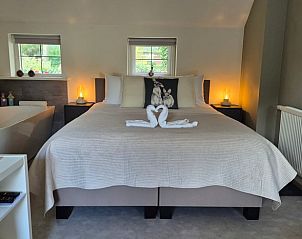 Gezellige slaapkamer in het Huisje in Dalerveen, Zuidoost Drenthe, met een comfortabel tweepersoonsbed en sfeervolle verlichting.