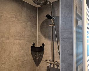 Moderne badkamer in Huisje in Dalerveen, vakantiehuis in Zuidoost Drenthe, met stijlvolle douche en luxe uitstraling.
