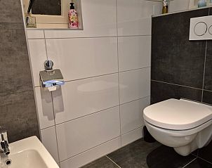 Moderne badkamer in Huisje in Dalerveen, vakantiehuis in Zuidoost Drenthe. Stijlvol sanitair en eigentijdse tegels voor optimaal comfort.