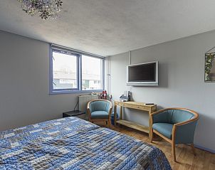 Lichte slaapkamer bij Susanna's bedandbreakfast in Emmen, voorzien van moderne gemakken en uitnodigende inrichting.