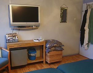 Comfortabele zithoek met televisie in Susanna's bedandbreakfast, Emmen, perfect voor ontspanning na een dag in Drenthe.