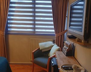 Lichte kamer met grote ramen bij Susanna's bedandbreakfast in Emmen, biedt uitzicht op de omgeving van Drenthe.