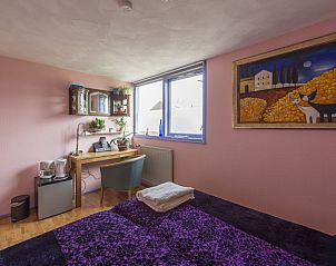 Kamer met kunst en moderne voorzieningen bij Susanna's bedandbreakfast in Emmen, Drenthe, biedt een comfortabel verblijf.