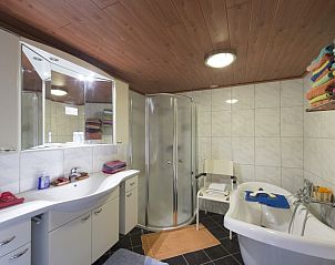 Moderne badkamer met luxe voorzieningen bij Susanna's bedandbreakfast in Emmen, ideaal voor een comfortabel verblijf.