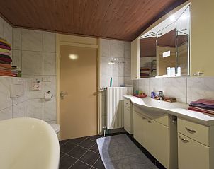 Stijlvolle badkamer met ruime opbergmogelijkheden bij Susanna's bedandbreakfast in Emmen, Drenthe.