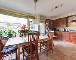 Ruime keuken en eetgedeelte bij Susanna's bedandbreakfast in Emmen, Drenthe, ideaal voor gezellige maaltijden.