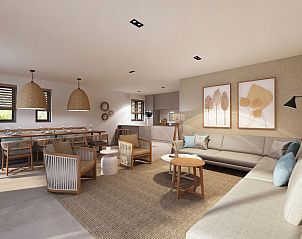 Lichte woonkamer van Vrijstaande woning in Sandur, Emmen, met moderne inrichting en ruime zithoek, ideaal voor een ontspannen vakantie in Drenthe.