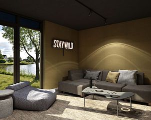 Gezellige woonkamer in de Vrijstaande woning in Emmen, Drenthe met uitzicht op de natuur, perfect vakantiehuis in Zuidoost Drenthe.