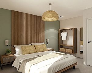 Stijlvolle slaapkamer in de Vrijstaande woning in Emmen, ideaal voor een ontspannen verblijf in Drenthe.