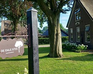 Welkom bij Huisje in Emmen, vakantiehuis in Drenthe met charmant houten bord in de voortuin.