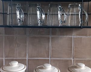 Huisje in Emmen, vakantiehuis in Drenthe met stijlvolle glazen en potten in de keuken.