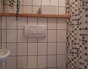 Stijlvolle badkamer in Huisje in Emmen, vakantiehuis in Drenthe met moderne tegels.