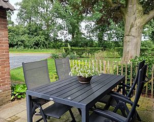 Terras met uitzicht op de tuin bij Huisje in Emmen, vakantiehuis in Drenthe.