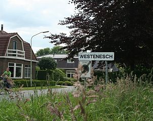 Omgeving van Huisje in Emmen, vakantiehuis in Drenthe met rustige straat en groen.