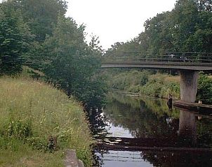 Brug over kanaal nabij Huisje in Emmen, vakantiehuis in Drenthe, ideaal voor wandelingen.