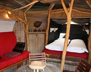 Gezellige binnenruimte van Vakantiehuisje in Emmen met rustieke houten elementen in Drenthe.