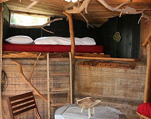 Slaapkamer met houten details in Vakantiehuisje in Emmen, ideaal voor een knusse overnachting in Zuidoost Drenthe.